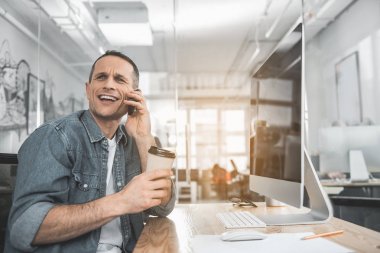 Neşeli erkek telefonla konuşuyor