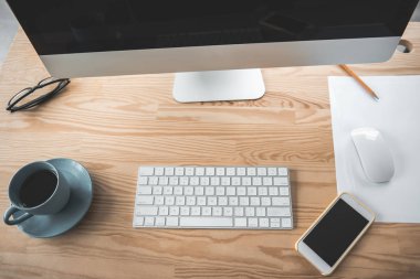 Modern cihaz bilgisayar ve kahve bulma