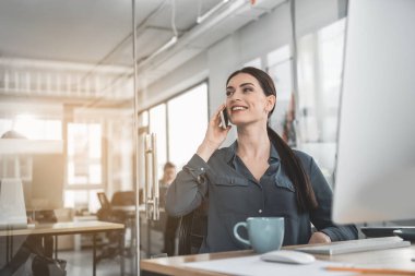 Neşeli Bayan cep tarafından konuşma