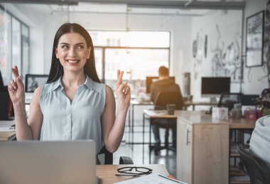 Giden Bayan gesticulating elinde office