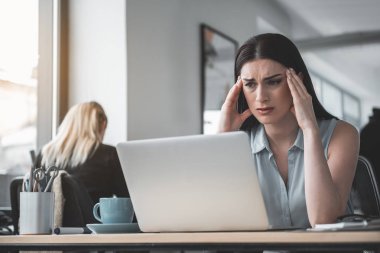 Üzgün kadın baş ağrısı olan