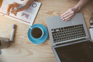 Kız el ile Office becerikli alet çalışma