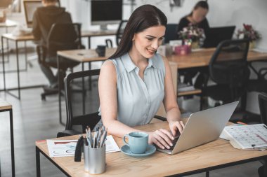 Dizüstü bilgisayar kullanarak giden Bayan