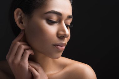 Afrikalı kadın onun hafif hissediyor pelt