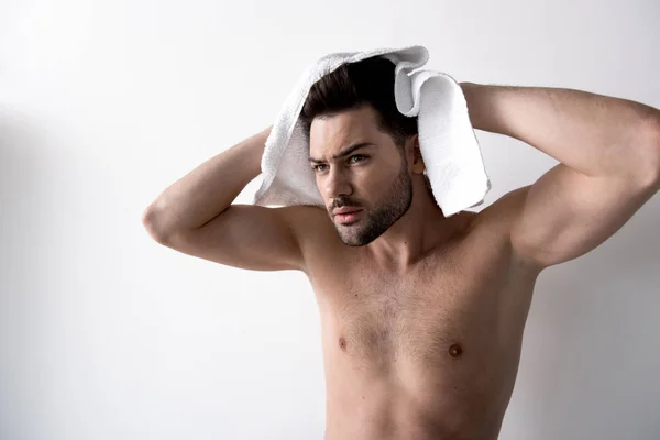 Sério cara topless está secando a cabeça — Fotografia de Stock
