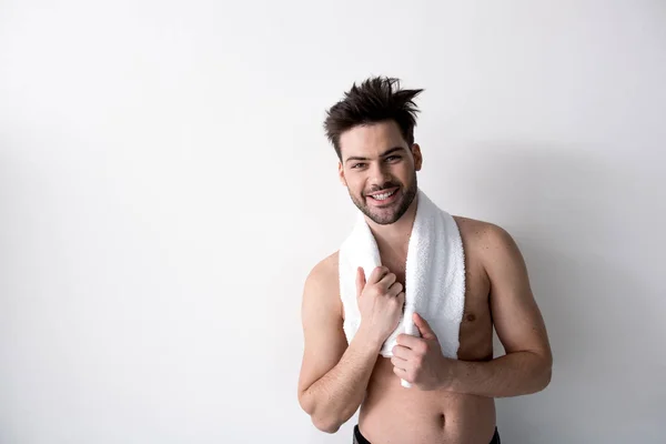 Positieve shirtless man met verwarde haren lacht — Stockfoto