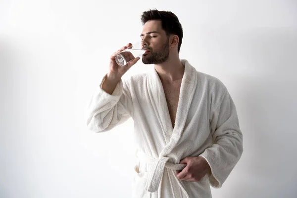 魅力的な若い男は水を飲む — ストック写真
