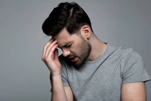 El hombre joven tiene un dolor profundo en la cabeza. —  Fotos de Stock