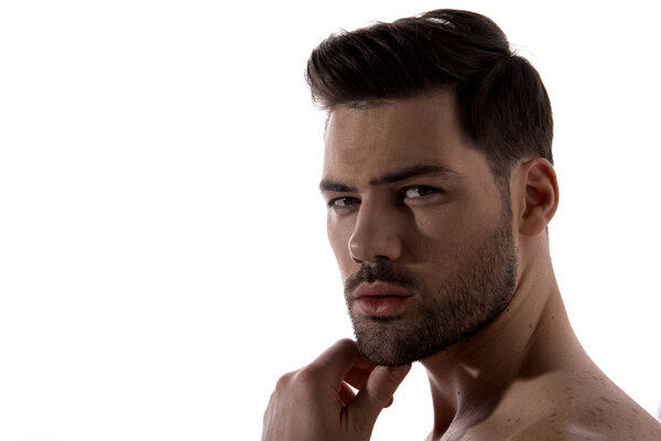 Голый парень уверенно позирует
