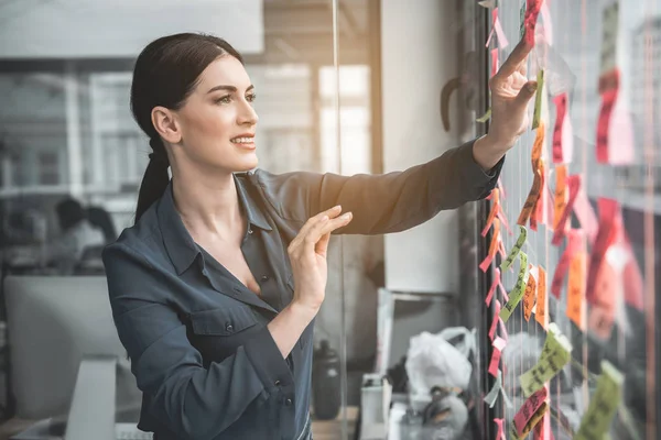 Ragazza felice guardando appunti appiccicosi — Foto Stock