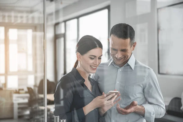 Compañeros salientes mirando el móvil — Foto de Stock