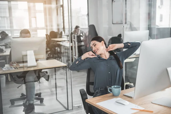 Felice riposo femminile durante il lavoro — Foto Stock