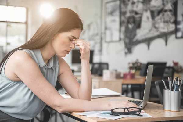 Mujer infeliz con dolor en los ojos — Foto de Stock