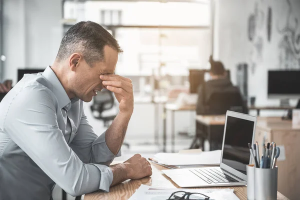 Depressief moe werknemer hebben van pijn in ogen — Stockfoto