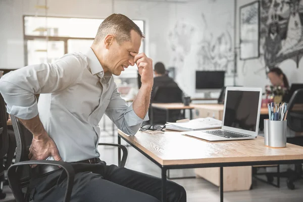 Empleador cansado infeliz en el trabajo — Foto de Stock