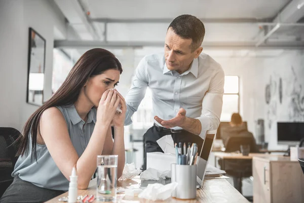 Mujer enferma infeliz y colega tranquila — Foto de Stock