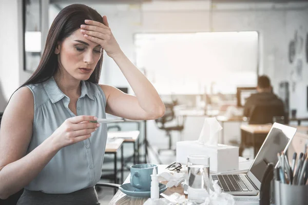 Mujer enferma grave que tiene mala temperatura — Foto de Stock