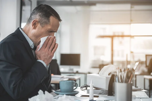 Infeliz hombre de negocios enfermo utilizando la computadora portátil — Foto de Stock