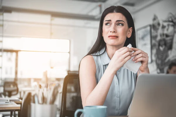 Joven limpiando hembra durante el trabajo — Foto de Stock