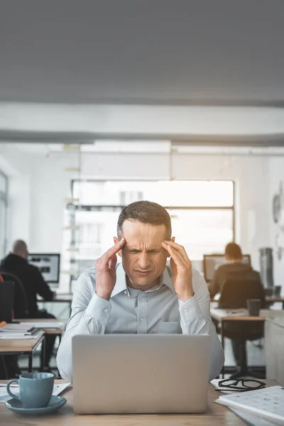 Hayal kırıklığına uğramış işveren iş sırasında baş ağrısı olan — Stok fotoğraf