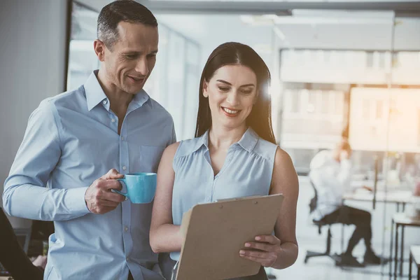 Compañeros salientes hablando durante el parto — Foto de Stock