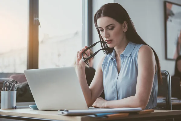 Ragazza premurosa a guardare il computer portatile — Foto Stock