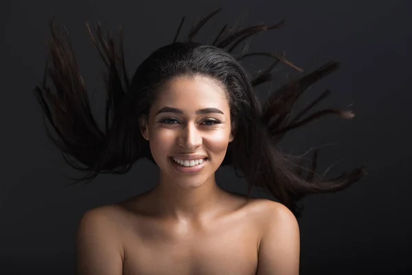 Zufriedene weibliche Person mit glattem Haar — Stockfoto