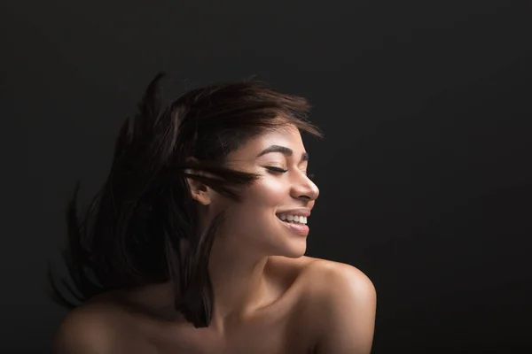 Güzel kadın sağlıklı saç sevindirici — Stok fotoğraf