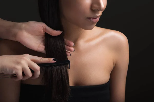 Jovem mulher visitando cortador de cabelo profissional — Fotografia de Stock