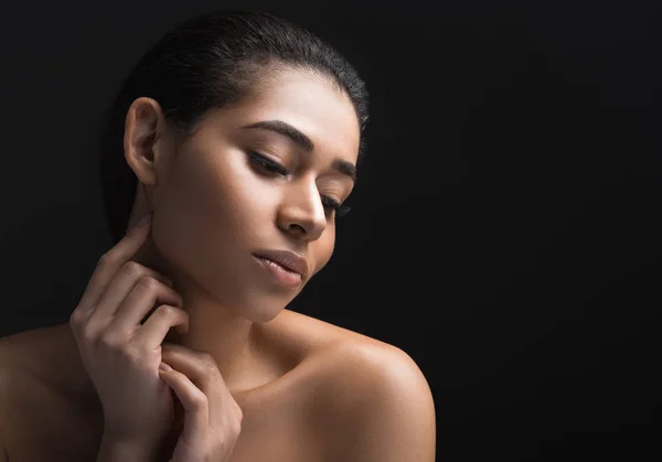 Jong meisje geniet van haar huid na de behandeling — Stockfoto