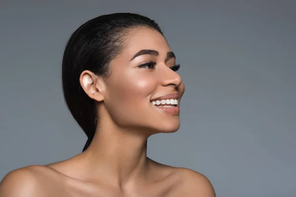 Mujer alegre mostrando una sonrisa perfecta —  Fotos de Stock