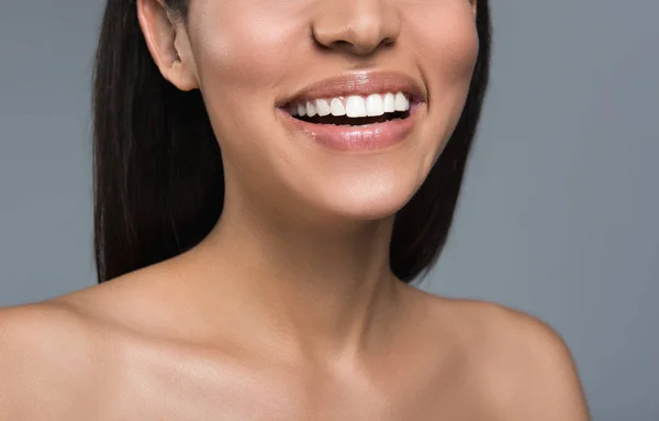 Lachende vrouw met lichte glimlach — Stockfoto
