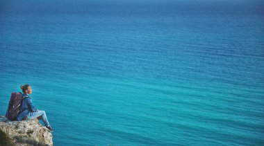 Kadın turist yüksek tepe üzerinde dinlenme