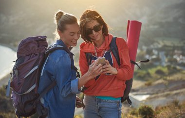 Mutlu turistler gezi fotoğraf keyfi