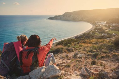 Sırt çantaları tepe üzerinde rahatlatıcı kadınlarla