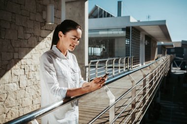 Biraz hava aygıtla el mutlu kızı