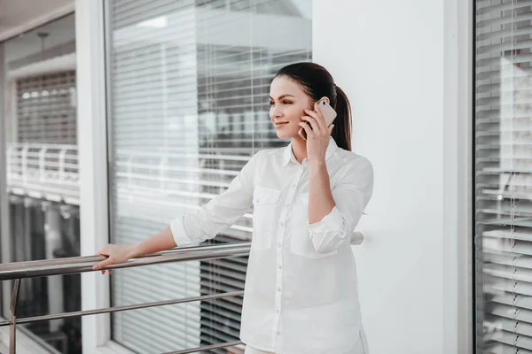 Empresária ter uma conversa agradável por telefone — Fotografia de Stock