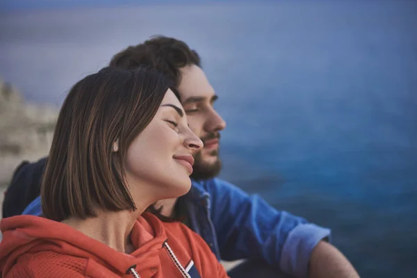 Couple amoureux détendu reposant au bord de la mer — Photo