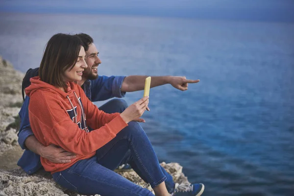 Feliz chico y chica tomando fotos de la naturaleza — Foto de Stock