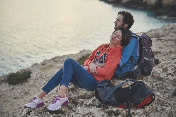 Turistas felizes relaxando à beira-mar — Fotografia de Stock