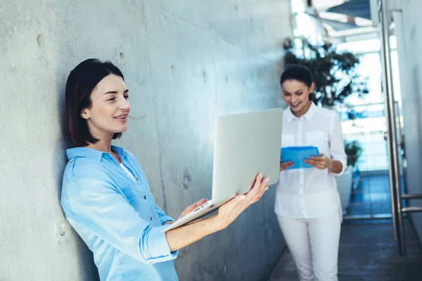 Vrouwelijke ondernemers bezig met hun werk — Stockfoto