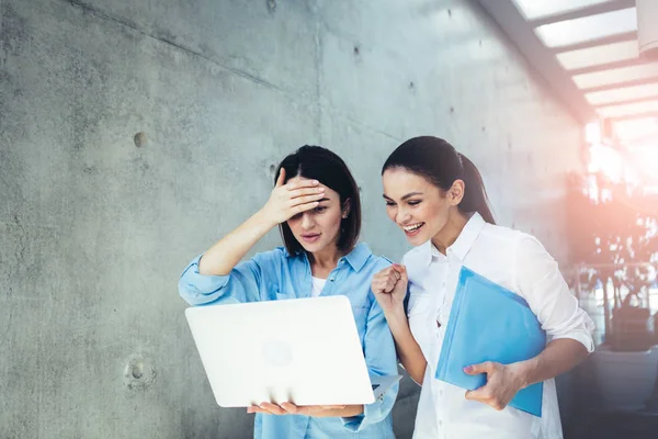 Mujeres apoyando a alguien en línea — Foto de Stock