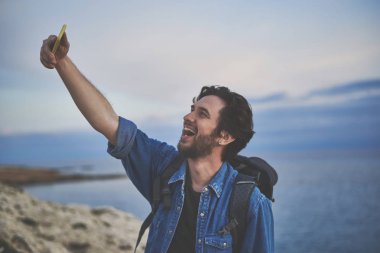 Selfie deniz kenarında yapmak mutlu erkek traveler