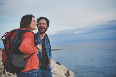 Deniz kenarında manzaraya bakarak mutlu sevgi dolu Çift