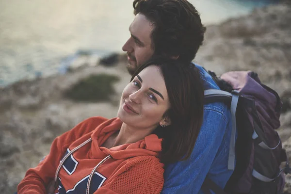 Couple amoureux détendu bénéficiant d'une vue sur l'océan — Photo