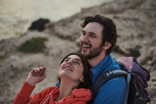 Cheerful travelers relaxing at the sea — Stock Photo, Image