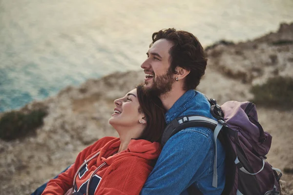 Positieve toeristen knuffelen in de buurt van de zee — Stockfoto