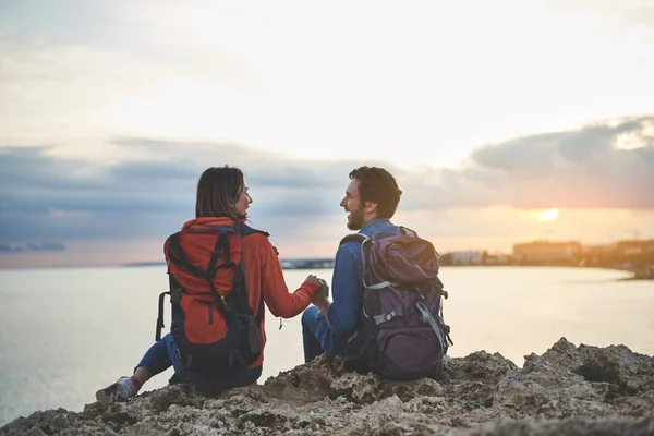 Heureux jeune homme et femme profitant d'une vue près de l'eau — Photo