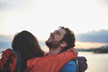 Kıyı şeridi, manzarayı memnun turist