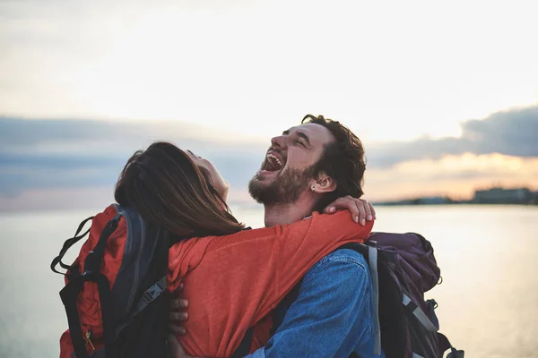 Χαρούμενο ζευγάρι απολαμβάνουν ελευθερία κοντά στον ωκεανό — Φωτογραφία Αρχείου